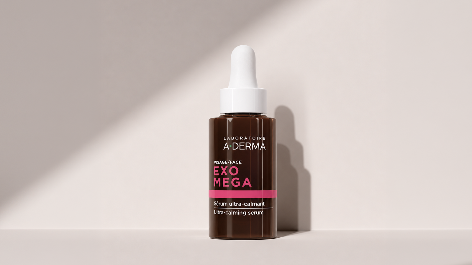 Brun flaske med hvid pipette, mærket A-DERMA EXO MEGA Visage/Face Sérum ultra-calmant/Ultra-calming serum