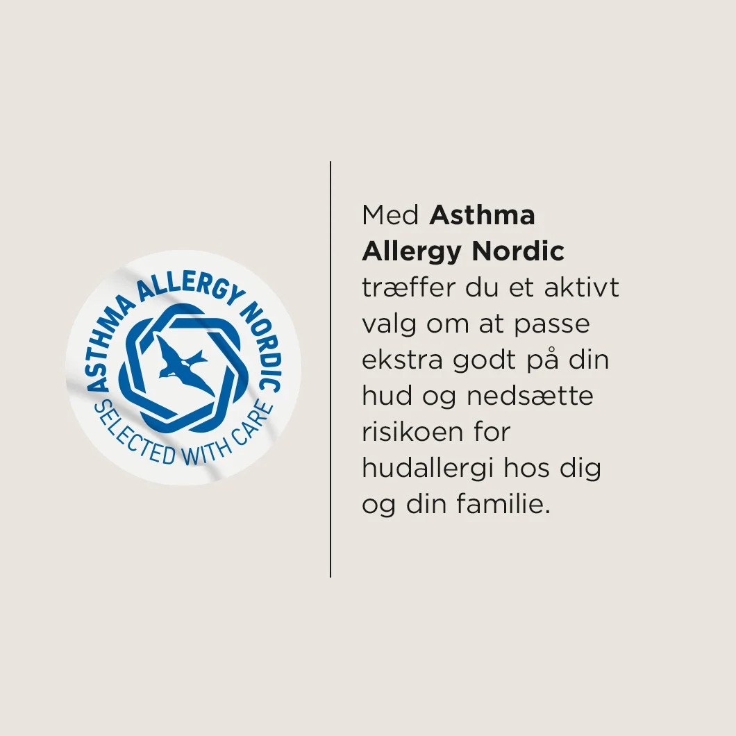 Her ses Asthma Allergy Nordic-logoet på en lys beige baggrund. Til højre står teksten: "Med Asthma Allergy Nordic træffer du et aktivt valg om at passe ekstra godt på din hud og nedsætte risikoen for hudallergi hos dig og din familie."