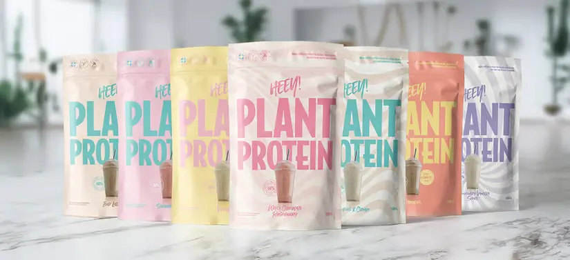 Her ses en masse Heey! produkter stående på et lyst bord.