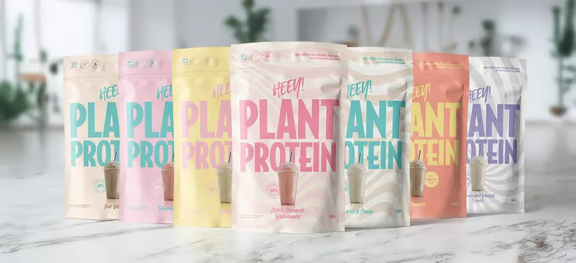 Her ses en masse Heey! produkter stående på et lyst bord.