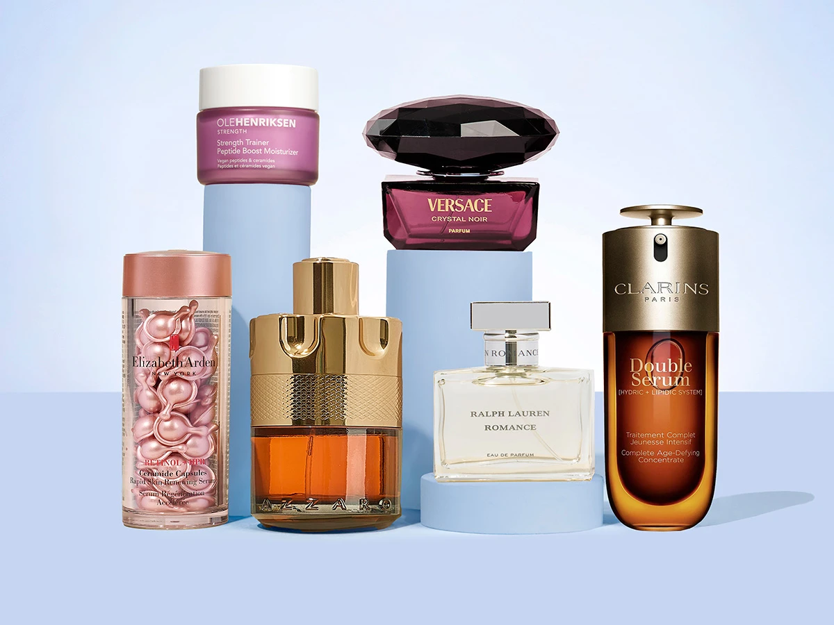 Et udvalg af skønhedsprodukter: Ole Henriksen creme, Elizabeth Arden serum, Versace og Ralph Lauren parfumer, Clarins Double Serum.