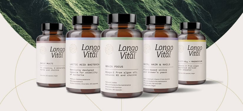 Her ses to LongoVital produkter, stående med grøn og grå baggrund. 