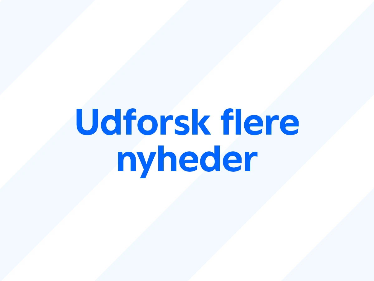 Her ses et grafisk billede med teksten "Udforsk flere nyheder" skrevet med stor blå skrift på en lys baggrund med brede diagonale striber i hvid og lyseblå. Designet er enkelt og fungerer som en opfordring til at se flere nyheder.