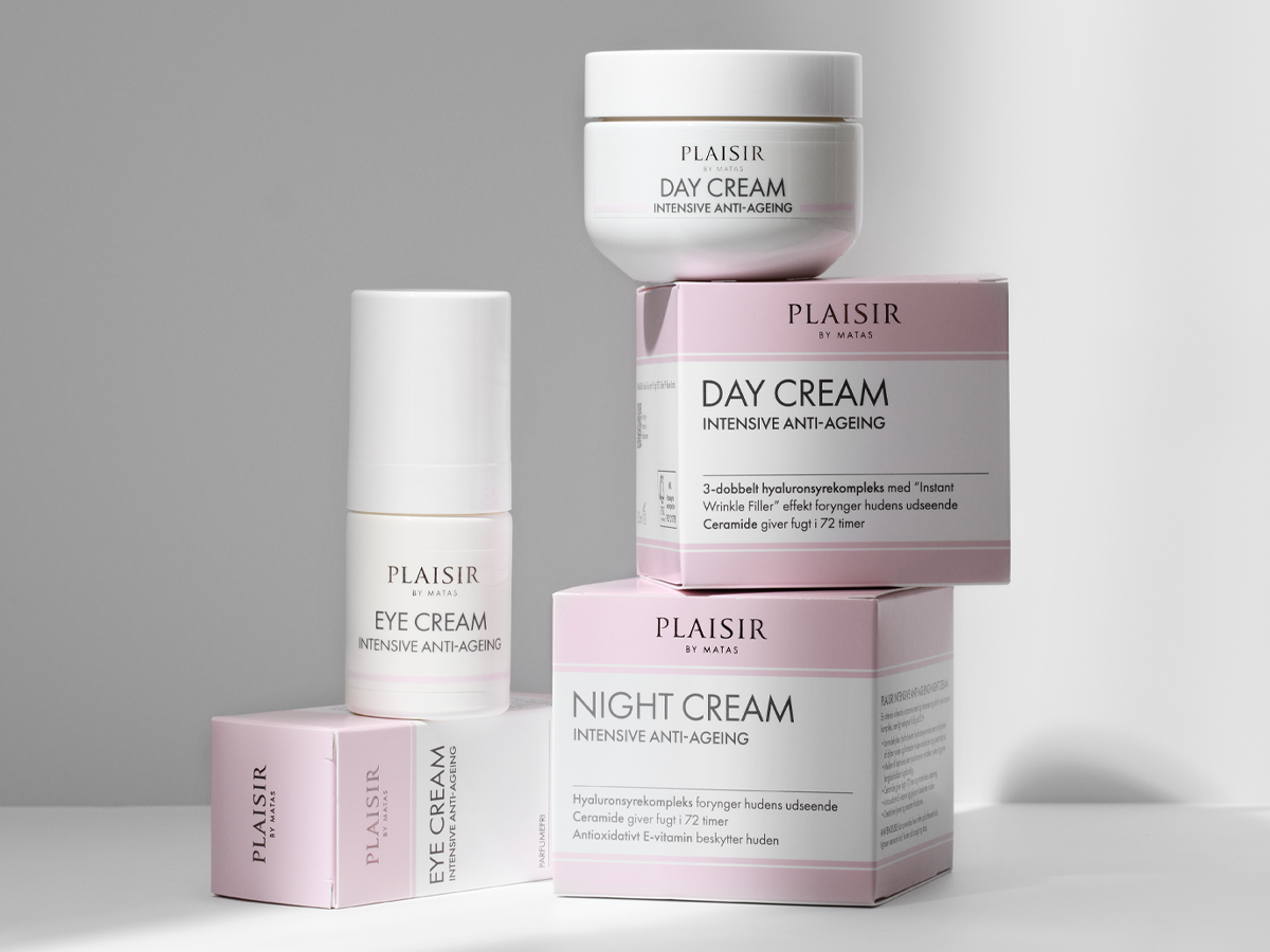 Sortiment af Plaisir by Matas Intensive Anti-Ageing hudplejeprodukter, herunder dagcreme, natcreme og øjencreme i krukker og æsker.