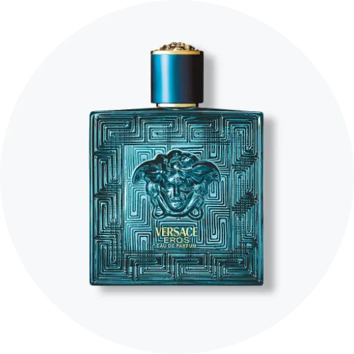 Her ses Versace Eros Eau de Parfum i en turkisblå, firkantet parfumeflakon med et detaljeret geometrisk mønster og Versaces Medusa-symbol på forsiden. Flakonen har et blåsort låg med guldfarvede detaljer og står centralt mod en lys, rund baggrund.