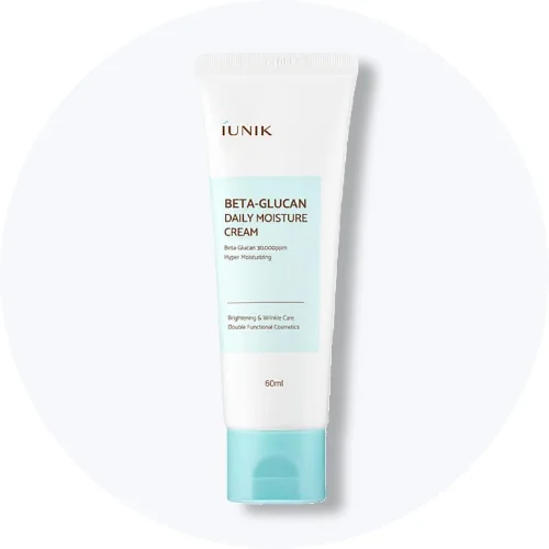 Her ses en iUNIK Beta-Glucan Daily Moisture Cream i hvid emballage med lyseblå detaljer på en lys baggrund.