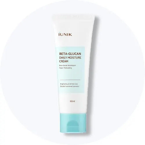 Her ses en iUNIK Beta-Glucan Daily Moisture Cream i hvid emballage med lyseblå detaljer på en lys baggrund.