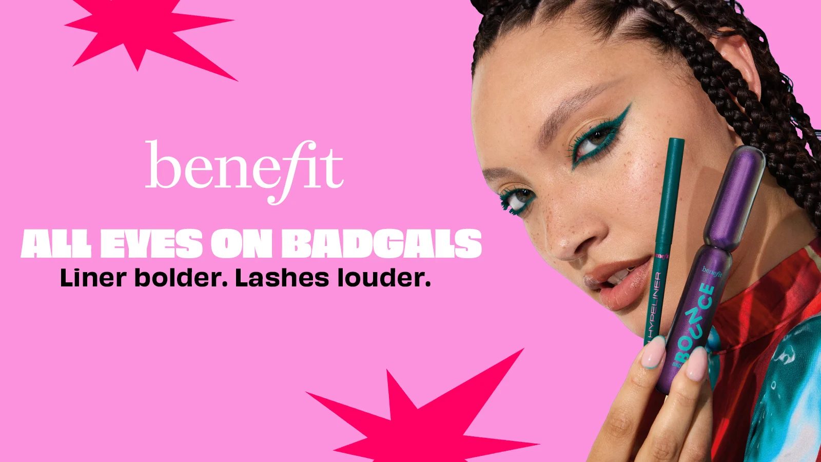 Benefit kampagnebillede med model på pink baggrund, der holder en grøn eyeliner og lilla mascara fra Benefit, med teksten “ALL EYES ON BADGALS” og “Liner bolder. Lashes louder.”