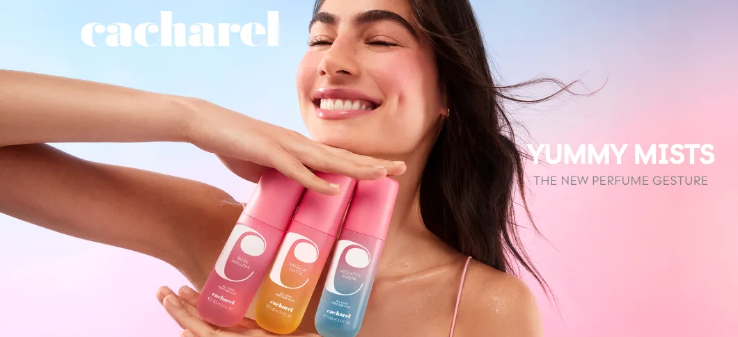 Her ses et billede af en person, der smiler med lukkede øjne og holder tre body mists fra Cacharel op foran sig. På billedet står teksterne “cacharel”, “YUMMY MISTS” og “THE NEW PERFUME GESTURE”. Produkterne vises i lyserøde, orange og blå nuancer mod en baggrund med blå og pink farvegradient.