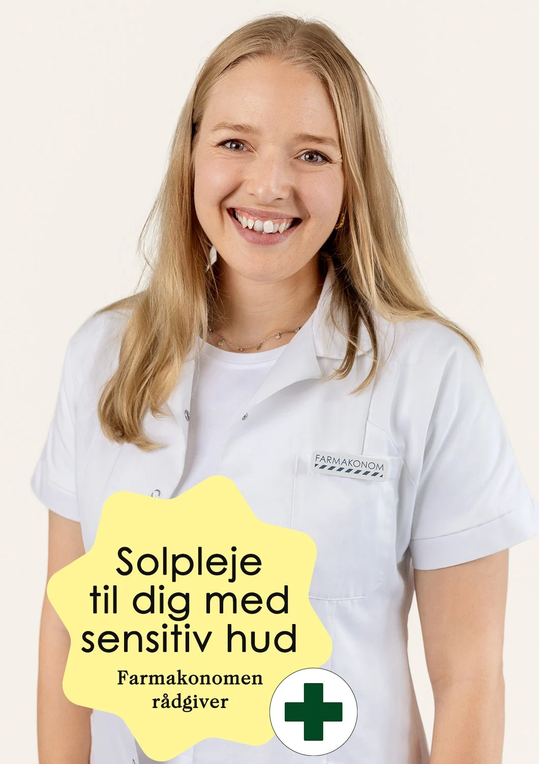 Her ses en smilende farmakonom i hvid kittel på en lys baggrund med teksten “Solpleje til dig med sensitiv hud”