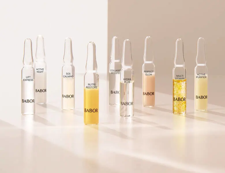 Her ses en masse mindre olielignende produkter fra Babor. Væskerne er i glasflasker og baggrunden er lys.