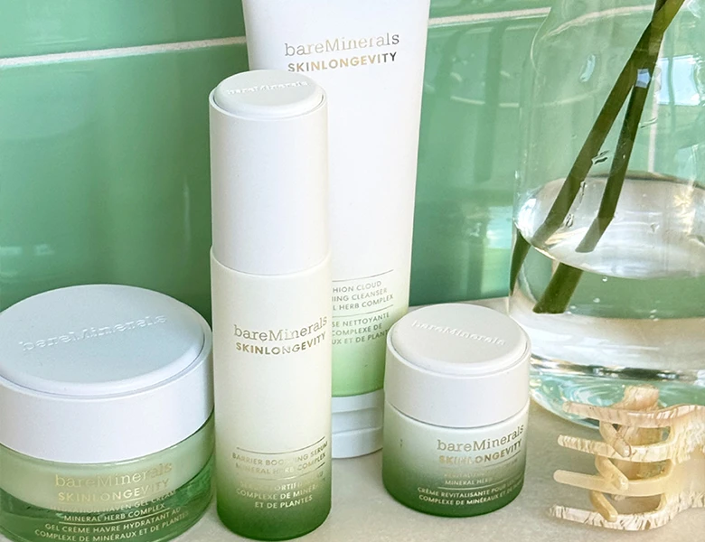 Her ses fire bareMinerals hudplejeprodukter på en hvid baggrund.