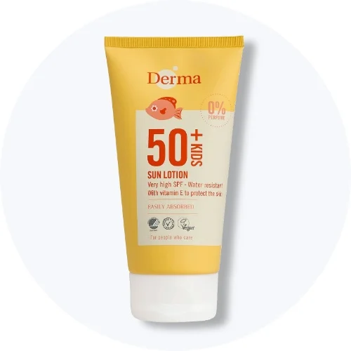 Her ses en solcreme til børn. Den har en spray-funktion, er fra Derma med faktor 50.
