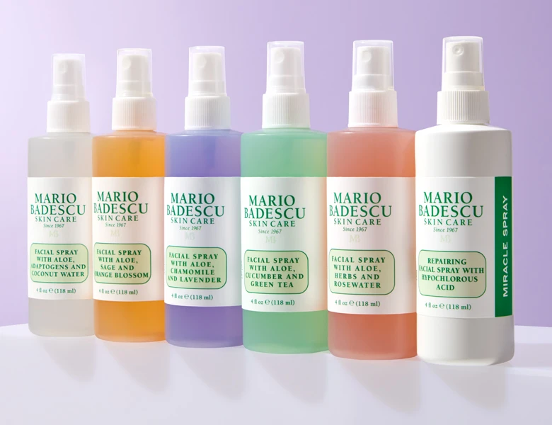 Her ses et Mario Badescu produkt med kaffebønner omkring sig. Baggrunden er lysebrun.