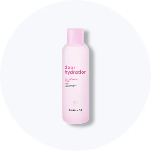 Her ses en BANILA CO Dear Hydration Skin Softening Toner i lyserød flaske på en lys baggrund.