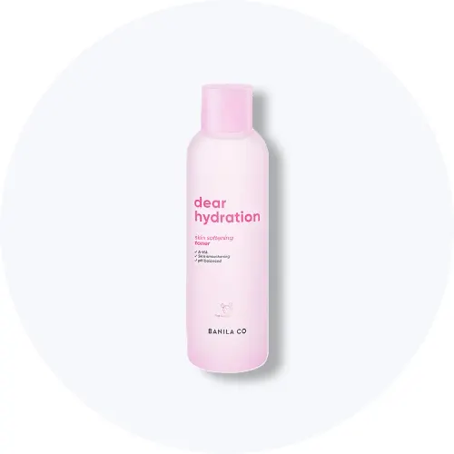 Her ses en BANILA CO Dear Hydration Skin Softening Toner i lyserød flaske på en lys baggrund.