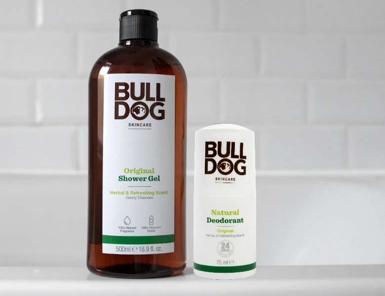 Her ses to forskellige Bulldog produkter i et hvidt badeværelse.