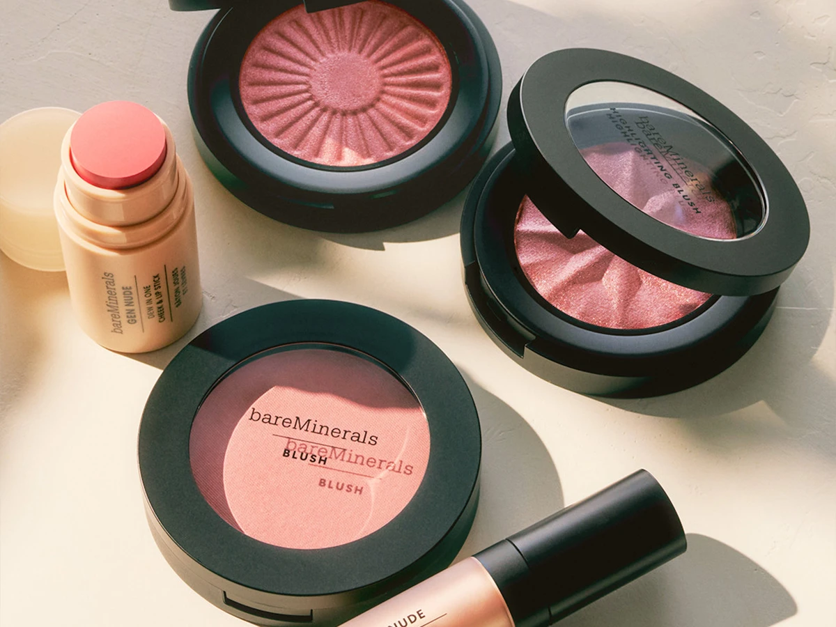 bareMinerals Gen Nude makeup: lyserød kind- og læbestift, to blush (en highlighter) og flydende produkt.