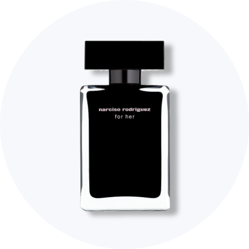 Her ses et billede af en parfumeflakon fra Narciso Rodriguez placeret centralt mod en lys, rund baggrund. På flakonen står teksten “narciso rodriguez for her”. Flakonen er i sort design med klare kanter og sort låg.