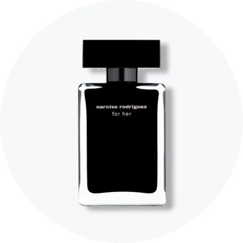 Her ses et billede af en parfumeflakon fra Narciso Rodriguez placeret centralt mod en lys, rund baggrund. På flakonen står teksten “narciso rodriguez for her”. Flakonen er i sort design med klare kanter og sort låg.