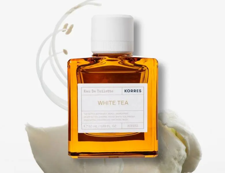 Her ses en hvid baggrund med en orange parfume. 
