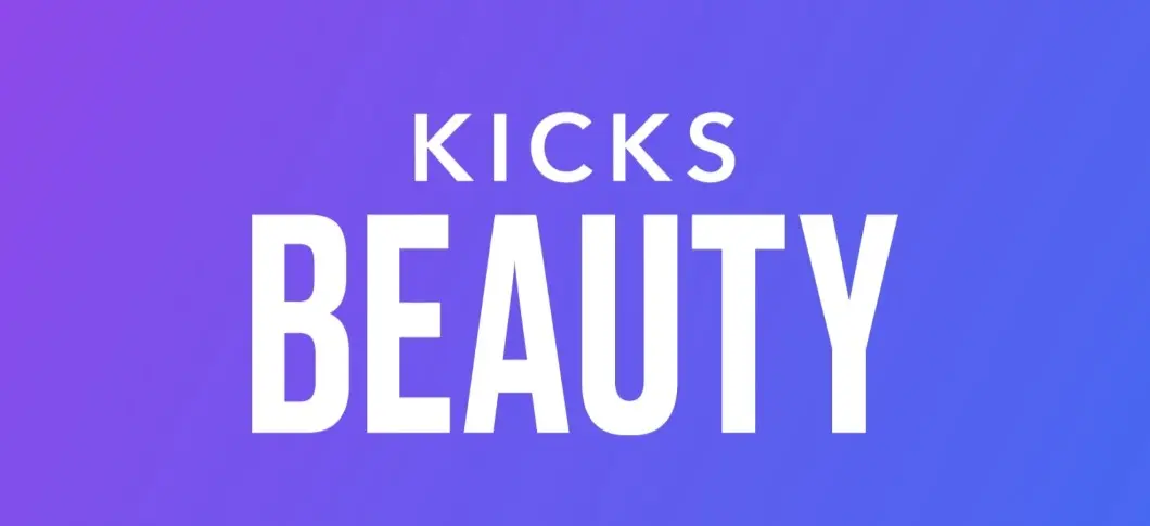 Her ses et billede med teksten “KICKS BEAUTY” skrevet med store, hvide bogstaver mod en lilla og blå gradient baggrund.