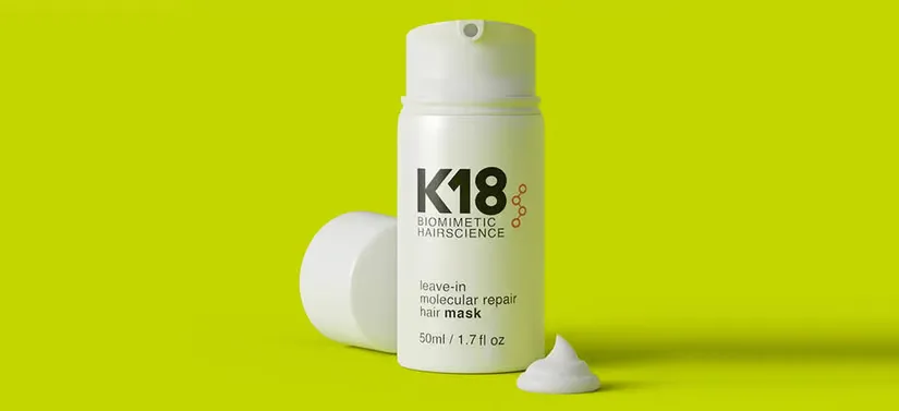 Her ses en gul baggrund med et åbent hvidt produkt. 