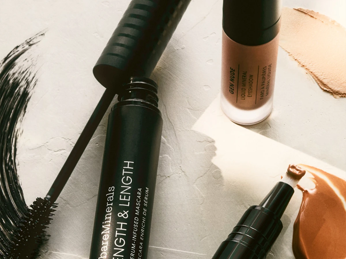 bareMinerals Length & Length mascara og Gen Nude flydende øjenskygge, vist med makeup-prøver.