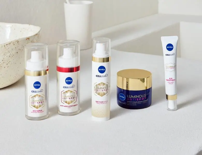 Her ses fem Nivea produkter på et hvidt badeværelsesbord. 