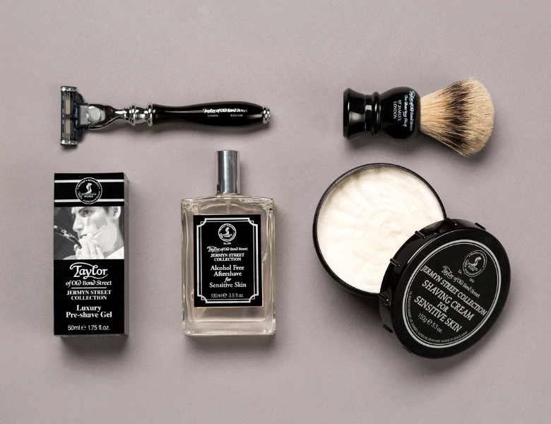 Her ses fem Taylor of Old Bond Street produkter til barbering. De ligger på en grå baggrund.
