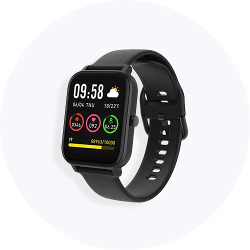 Sort smartwatch med firkantet skærm og sort rem på lys grå baggrund.