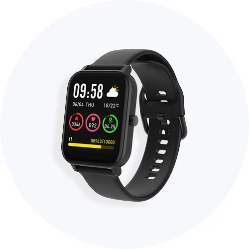 Sort smartwatch med firkantet skærm og sort rem på lys grå baggrund.