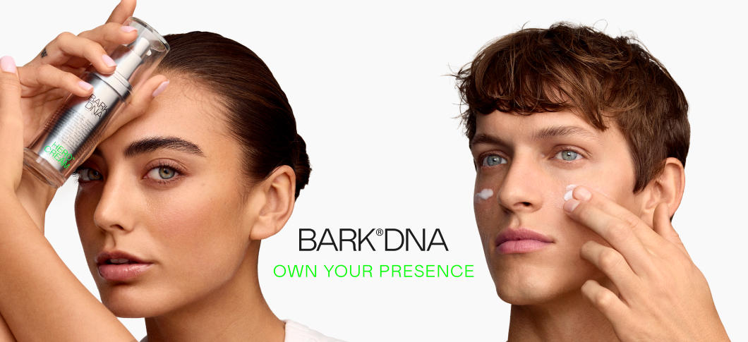 Her ses en kvinde, en mand og BARK™DNA produkter.