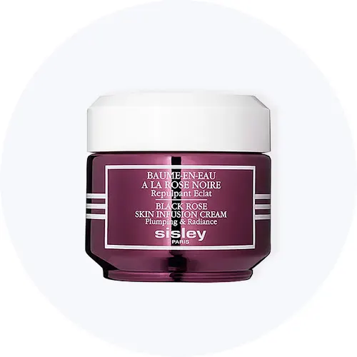 Her ses Sisley Black Rose Skin Infusion Cream i en mørkelilla krukke med hvidt låg på en lysegrå cirkel.