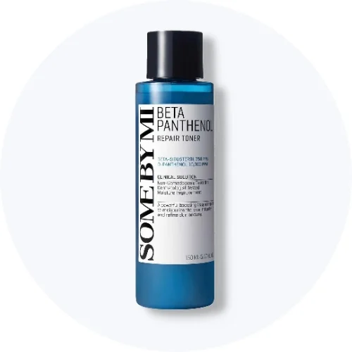 Her ses en Some By Mi Beta Panthenol Repair Toner i blå flaske på en lys baggrund.