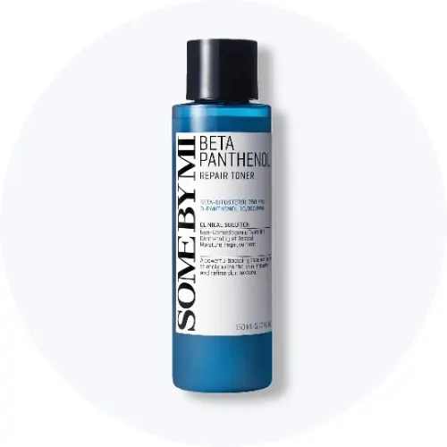 Her ses en Some By Mi Beta Panthenol Repair Toner i blå flaske på en lys baggrund.