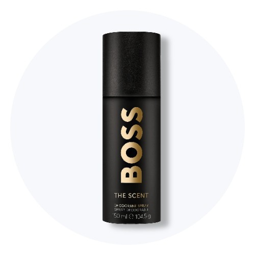 Sort Boss The Scent deodorantspray med guldtekst, angivet som 150 ml e 104,5 g.