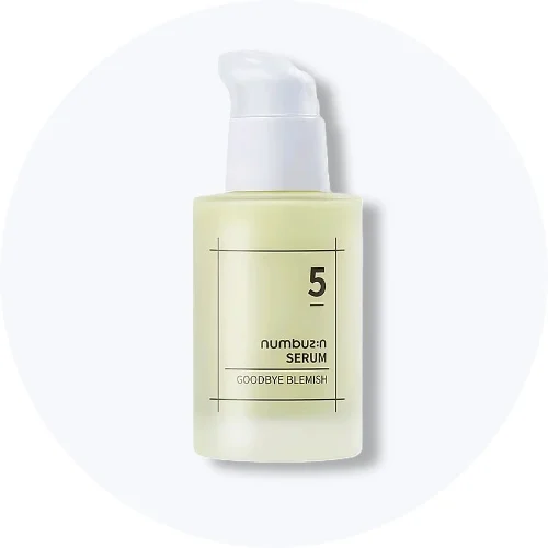 Her ses et Numbuzin No. 5 Goodbye Blemish Serum i en lysegul pumpeflaske på en lys baggrund.
