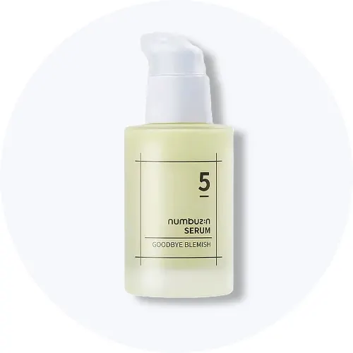 Her ses et Numbuzin No. 5 Goodbye Blemish Serum i en lysegul pumpeflaske på en lys baggrund.