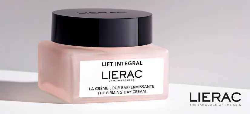 Her ses et lyserødt, hvidt og sort Lierac produkt på en grå baggrund. I højre nederste hjørne ses deres logo.