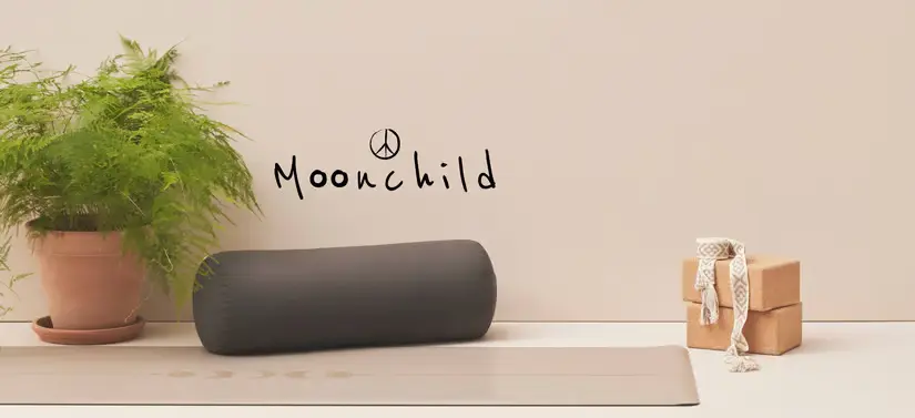 Her ses forskellige Moonchild produkter på jorden i et lyst lokale.