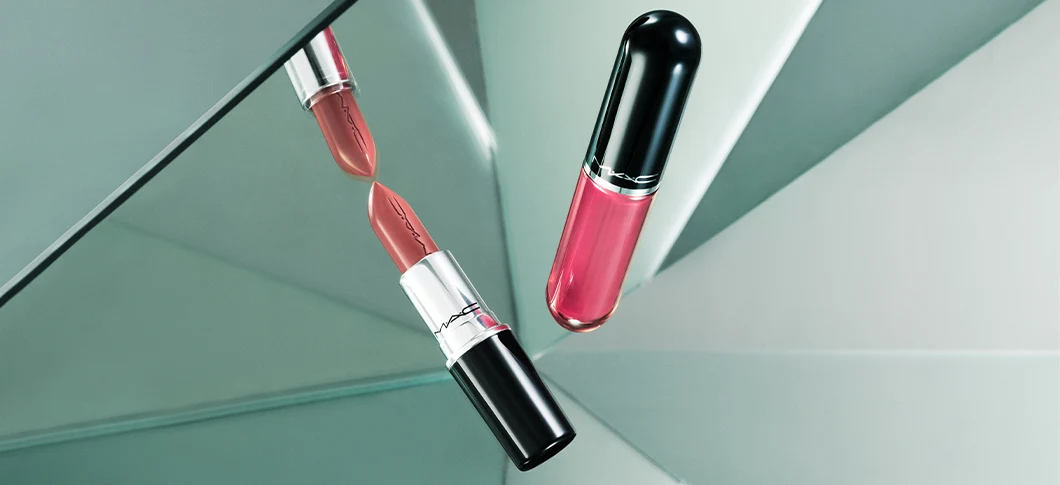 Her ses en MAC læbestift og en lipgloss i lyserøde nuancer foran spejle på en lysegrøn baggrund.