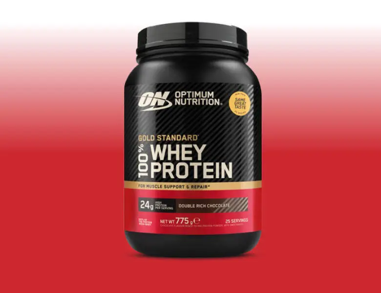 Produktfoto af en sort og rød Optimum Nutrition Gold Standard 100% Whey Protein pulverbøtte med tekst “24 g protein” og “Double Rich Chocolate” på etiketten, placeret midt på en rød gradient baggrund.