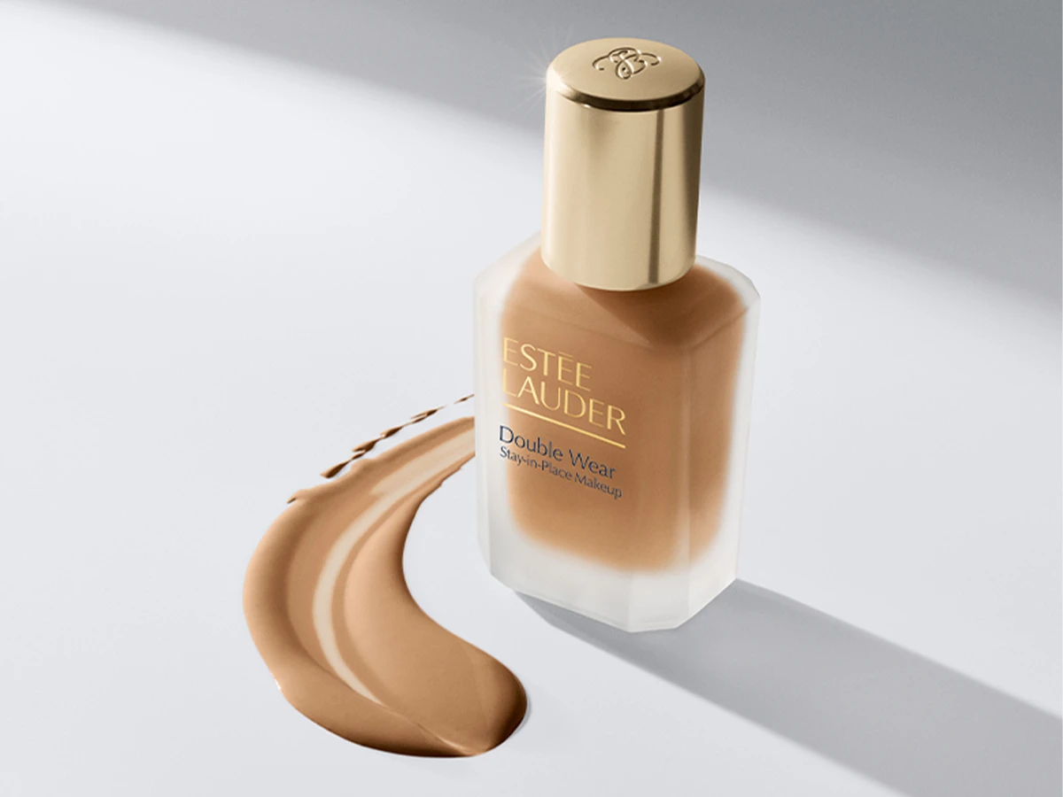 Estee Lauder Double Wear Stay-in-Place Makeup foundationflaske med en hvirvel af medium beige foundation ved siden af.