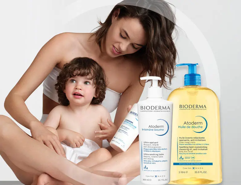 Kvinde og barn med Bioderma Atoderm Intensive baume og Huile de douche til tør og irriteret hud.