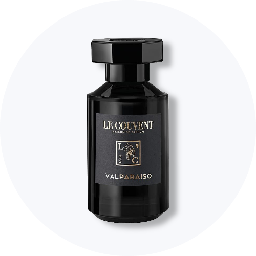 Her ses et billede af en parfumeflakon fra Le Couvent placeret centralt mod en lys, rund baggrund. På flakonen står teksten “LE COUVENT MAISON DE PARFUM VALPARAISO”. Flakonen er sort med sort låg og mørk label med guldfarvede detaljer.