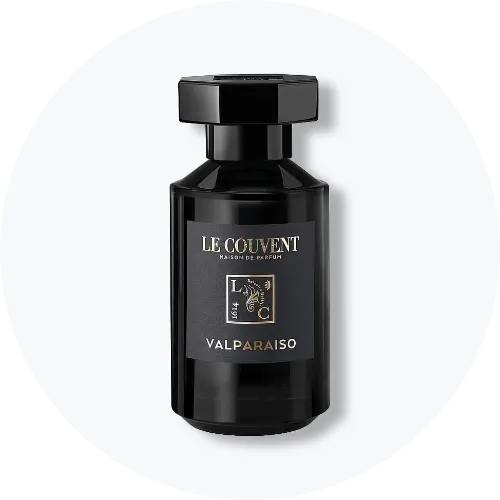 Her ses et billede af en parfumeflakon fra Le Couvent placeret centralt mod en lys, rund baggrund. På flakonen står teksten “LE COUVENT MAISON DE PARFUM VALPARAISO”. Flakonen er sort med sort låg og mørk label med guldfarvede detaljer.