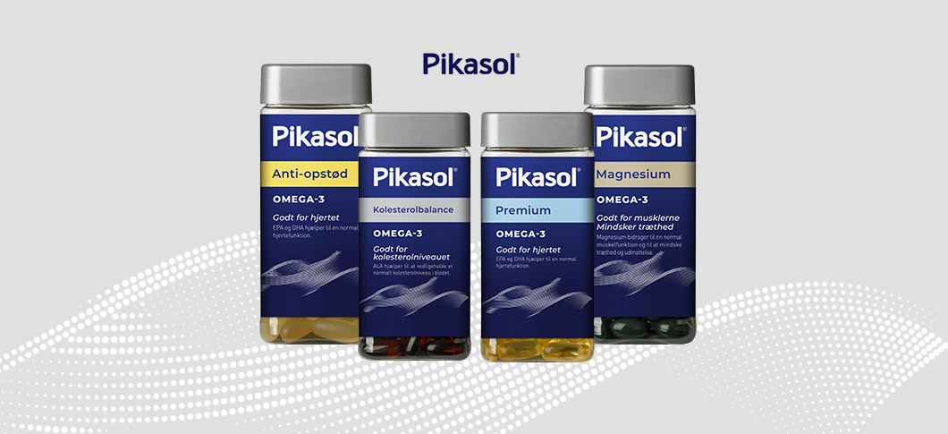 Topbanner med Pikasol kosttilskud – fire blå bøtter med Omega-3 og magnesium kapsler placeret side om side foran en lys baggrund med hvidt bølgemønster og teksten “Pikasol”.