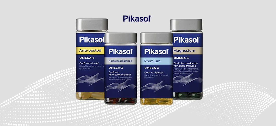 Topbanner med Pikasol kosttilskud – fire blå bøtter med Omega-3 og magnesium kapsler placeret side om side foran en lys baggrund med hvidt bølgemønster og teksten “Pikasol”.