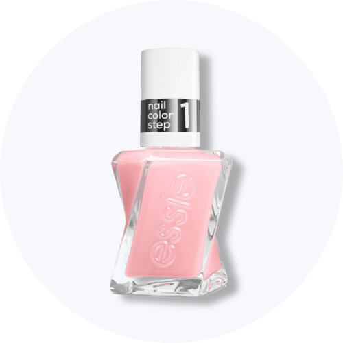Her ses et billede af en essie neglelak placeret centralt mod en lys baggrund. Neglelakken er i en lyserød nuance med hvidt låg og klar glasflaske. På låget står der "nail color step 1".